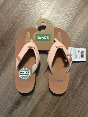 NEW Sanuk flip flops size 7